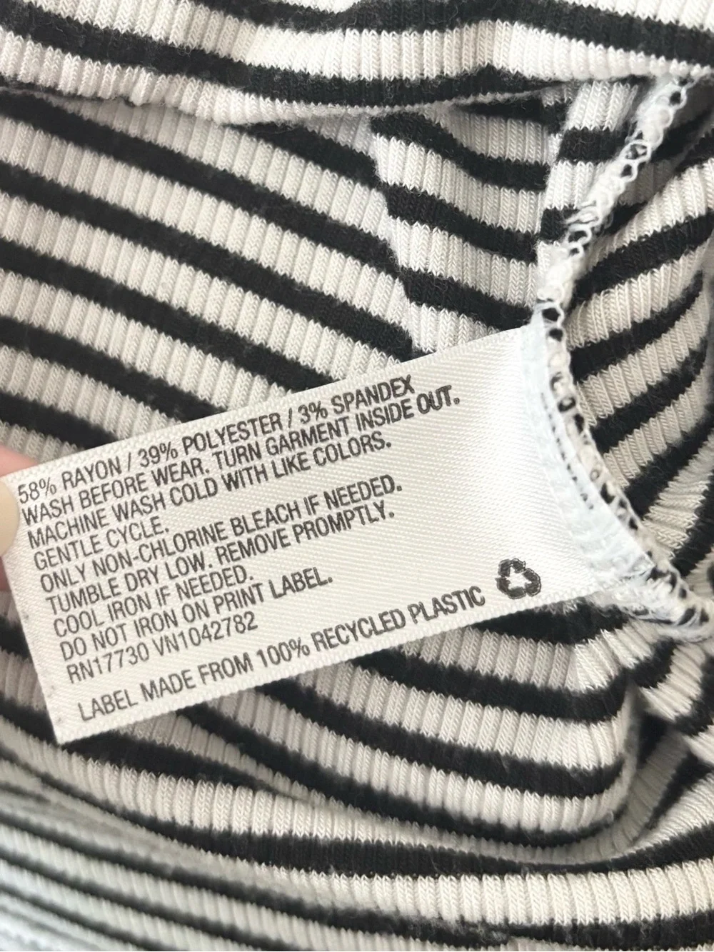 5/$15 🩷 Art Class Black & White Striped Button-Front Tank Top